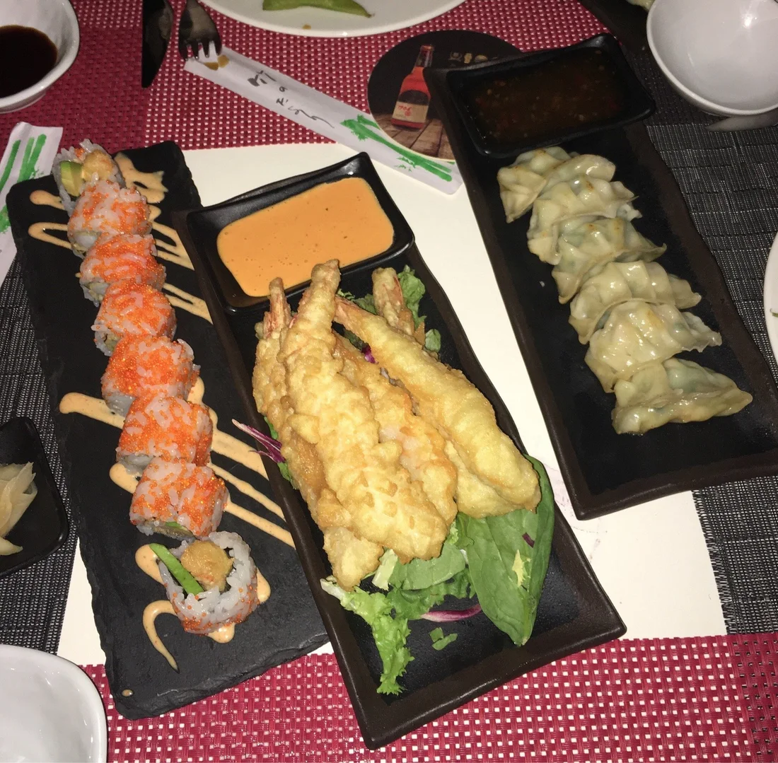 Fotografía de ejemplo con langostinos en tempura y gyozas